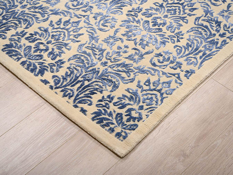 Ковер с дамасским узором